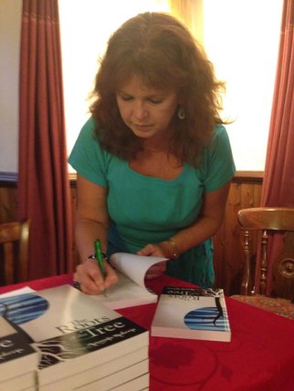 amanda-signing-books